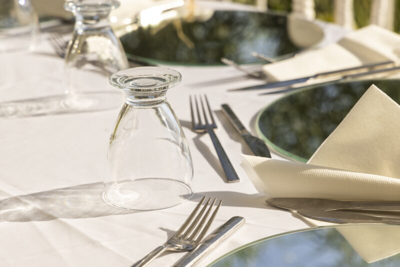 table-6657853_1920