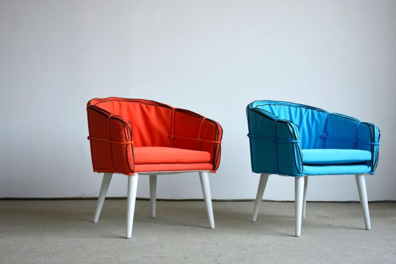 Een stijlvol interieur met op maat gemaakte design meubelen en accessoires die de ruimte verfraaien.