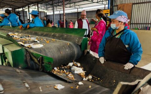 Moderne Recyclinganlage für Kunststoff mit innovativen Technologien und Temperaturregelungssystemen.