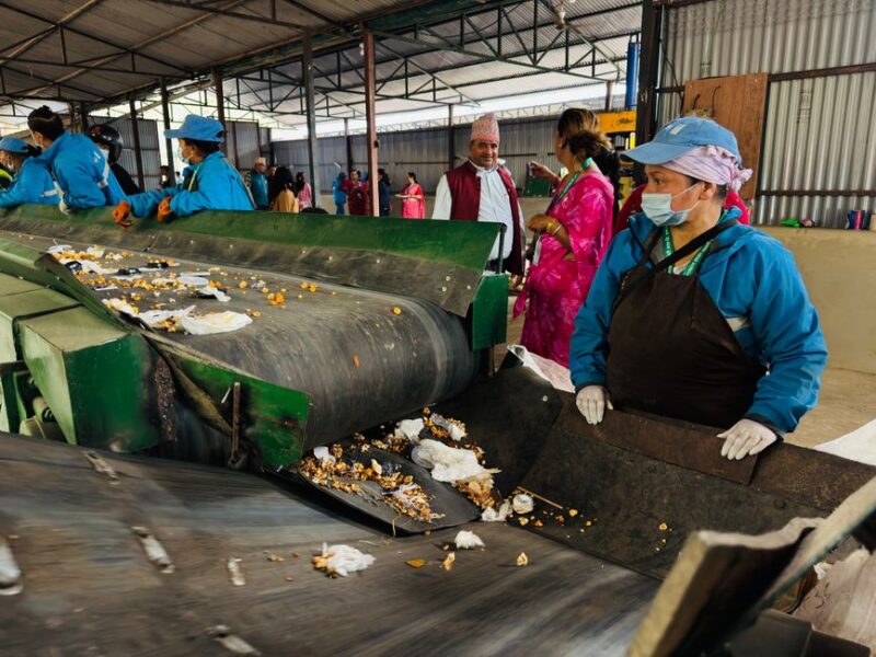 Moderne Recyclinganlage für Kunststoff mit innovativen Technologien und Temperaturregelungssystemen.
